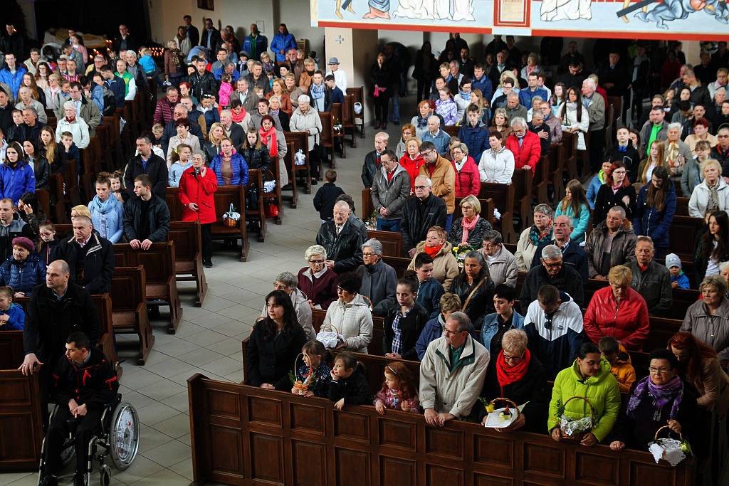 Święcenie pokarmów w kościele Matki Bożej Królowej Polski
