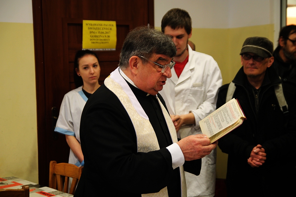 Śniadanie z księdzem Gackiem. Był żurek, kiełbasa i paczki