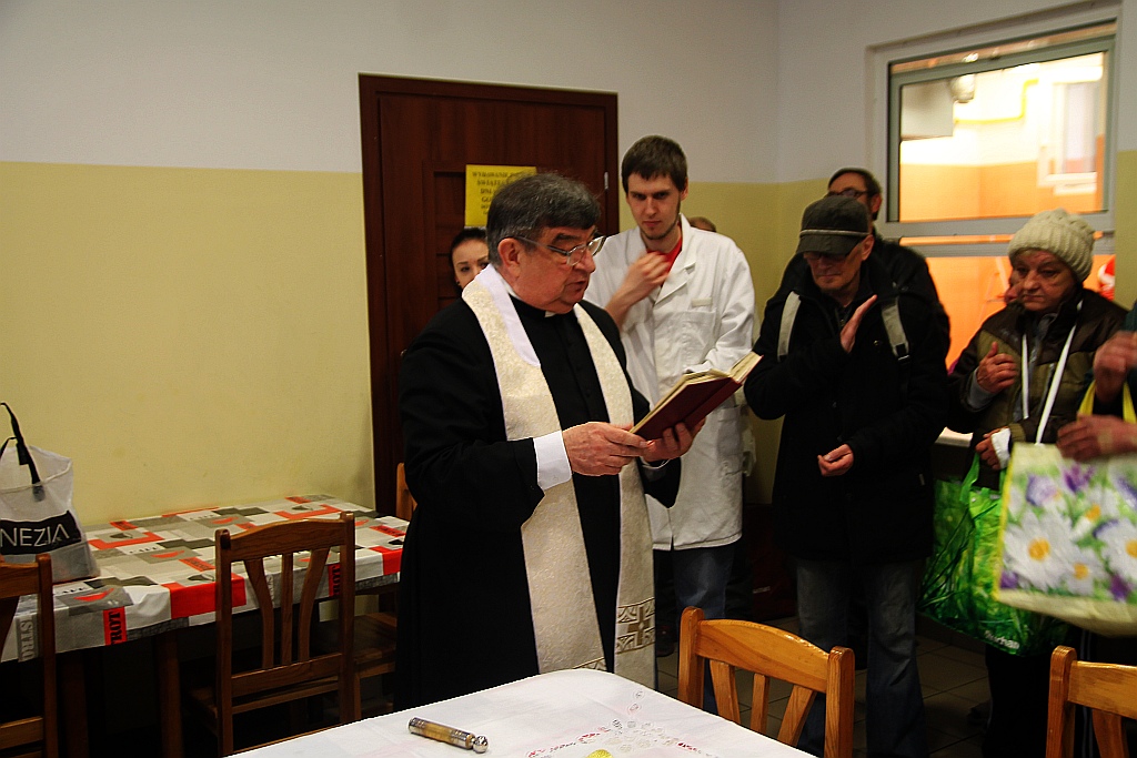 Śniadanie z księdzem Gackiem. Był żurek, kiełbasa i paczki