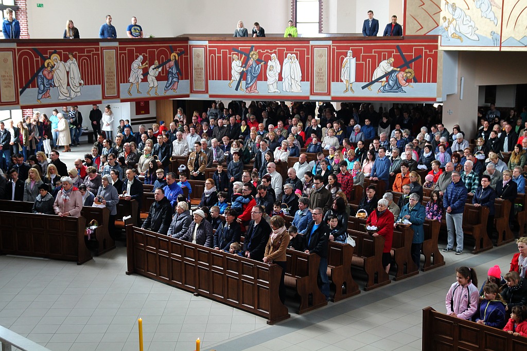 Święcenie pokarmów w kościele Matki Bożej Królowej Polski

