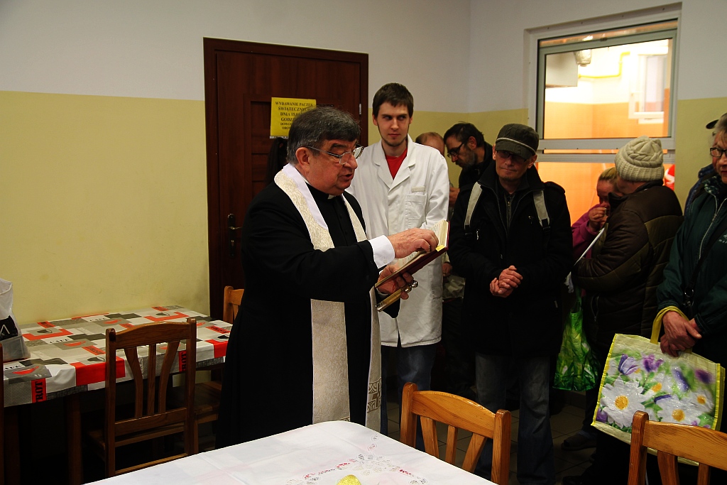 Śniadanie z księdzem Gackiem. Był żurek, kiełbasa i paczki