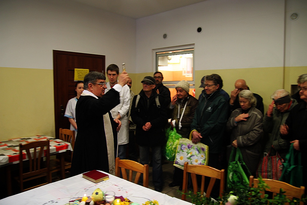 Śniadanie z księdzem Gackiem. Był żurek, kiełbasa i paczki