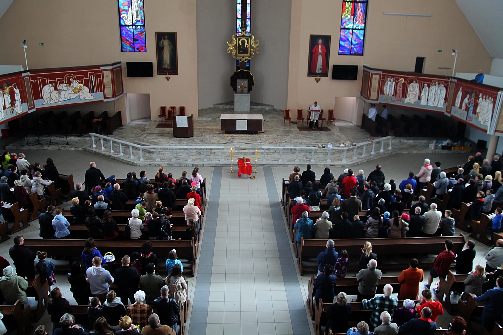Święcenie pokarmów w kościele Matki Bożej Królowej Polski

