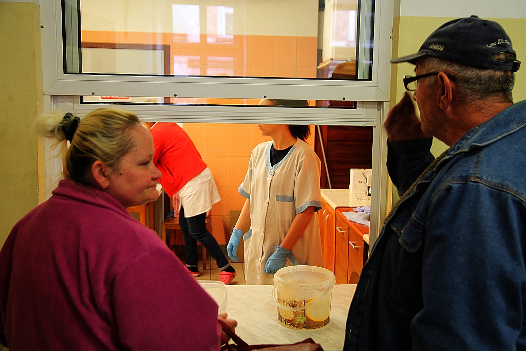Śniadanie z księdzem Gackiem. Był żurek, kiełbasa i paczki