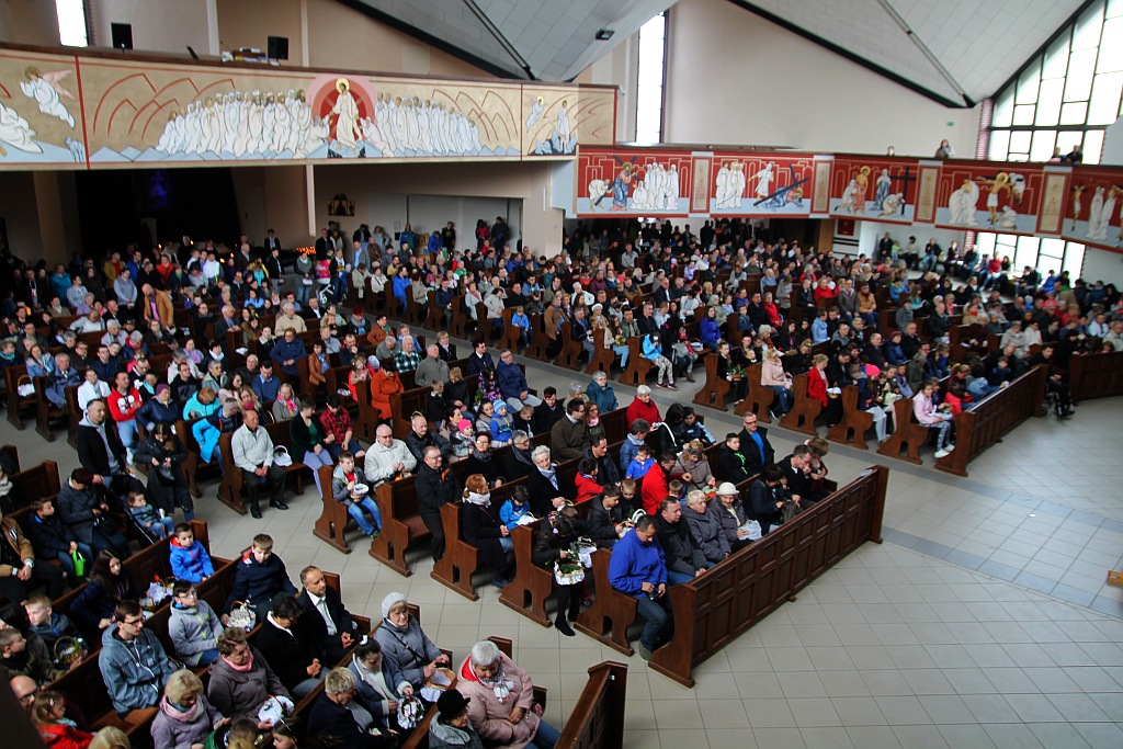 Święcenie pokarmów w kościele Matki Bożej Królowej Polski
