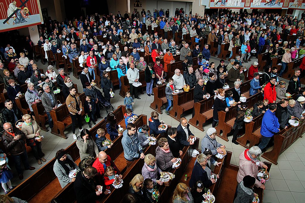 Święcenie pokarmów w kościele Matki Bożej Królowej Polski
