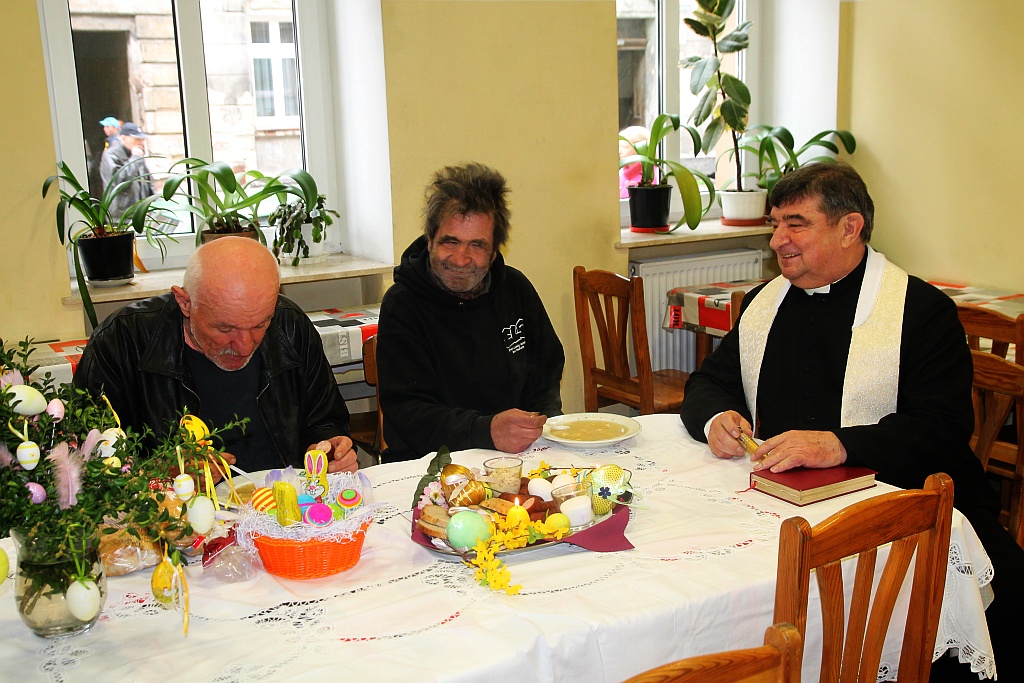 Śniadanie z księdzem Gackiem. Był żurek, kiełbasa i paczki