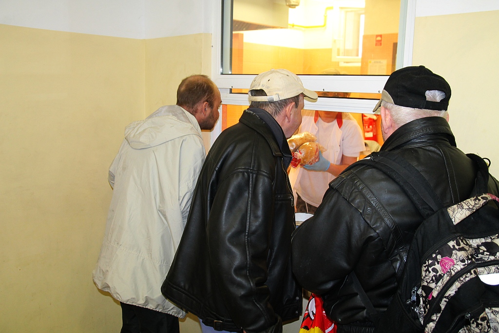 Śniadanie z księdzem Gackiem. Był żurek, kiełbasa i paczki