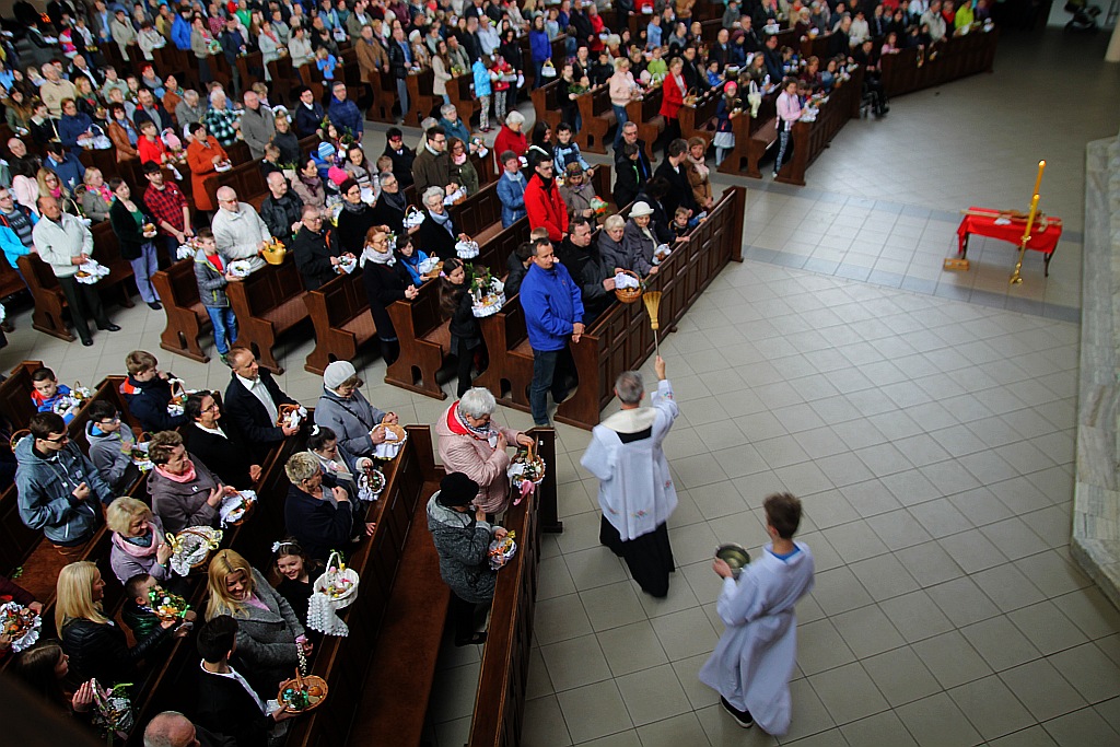 Święcenie pokarmów w kościele Matki Bożej Królowej Polski
