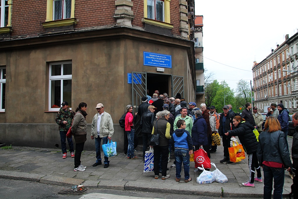 Śniadanie z księdzem Gackiem. Był żurek, kiełbasa i paczki