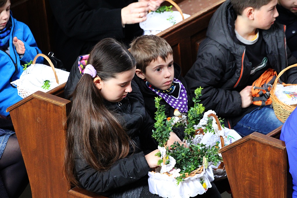 Święcenie pokarmów w kościele Matki Bożej Królowej Polski
