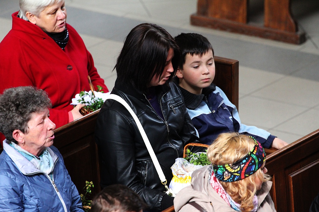 Święcenie pokarmów w kościele Matki Bożej Królowej Polski

