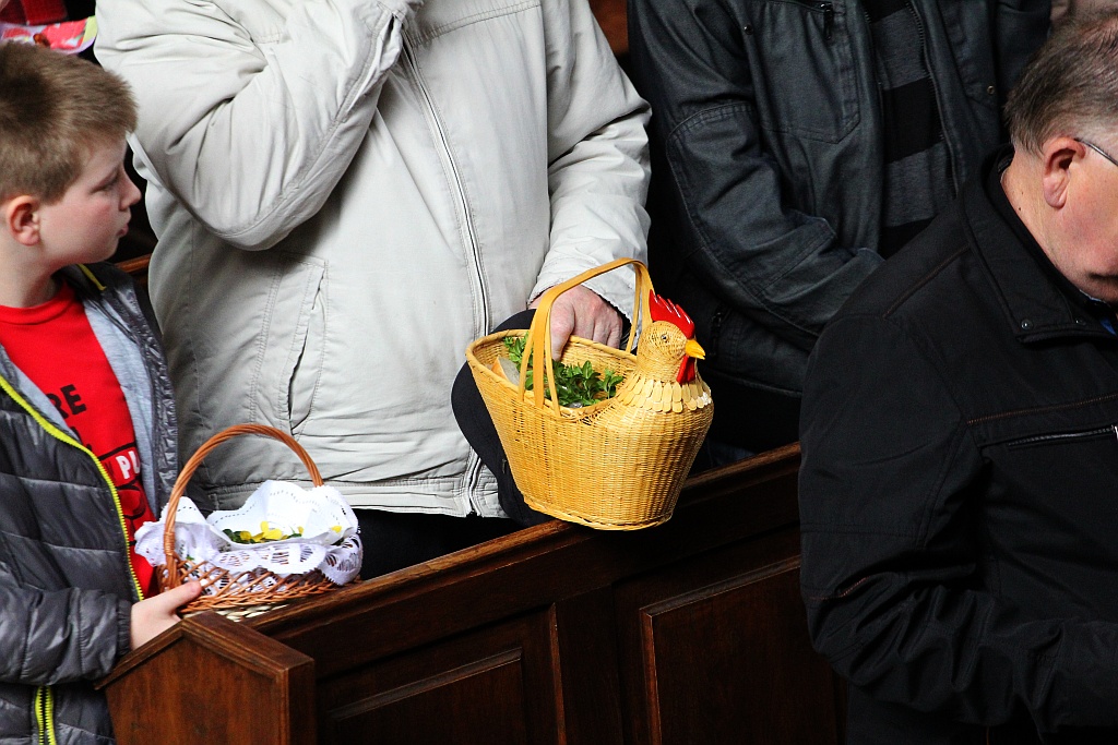 Święcenie pokarmów w kościele Matki Bożej Królowej Polski
