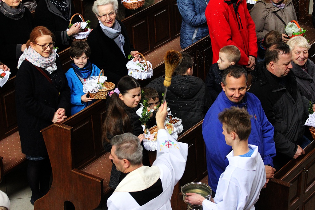 Święcenie pokarmów w kościele Matki Bożej Królowej Polski
