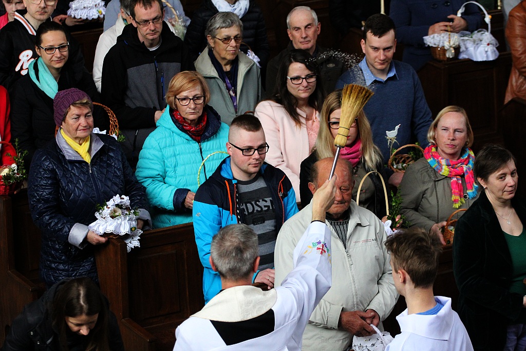 Święcenie pokarmów w kościele Matki Bożej Królowej Polski
