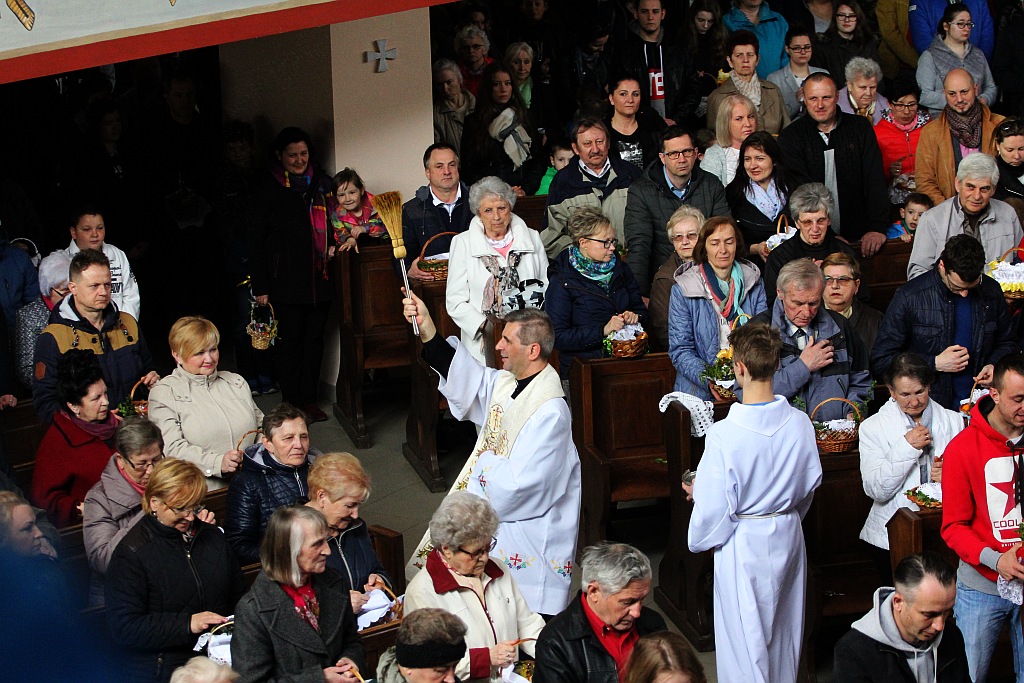Święcenie pokarmów w kościele Matki Bożej Królowej Polski

