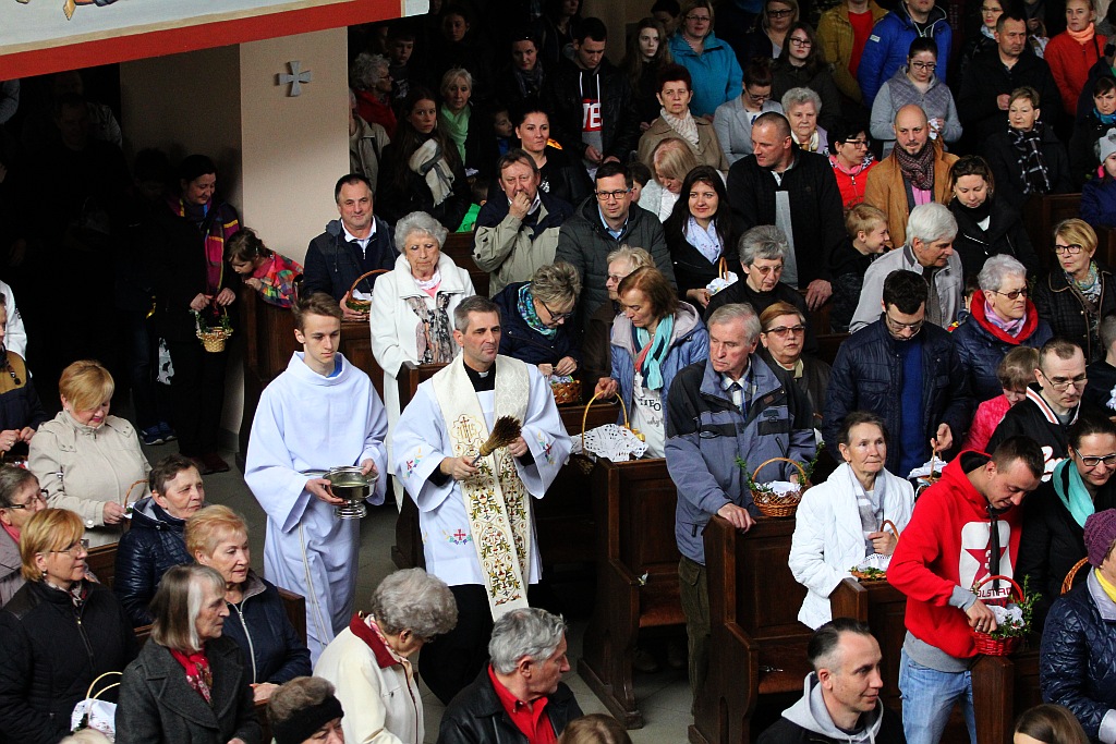 Święcenie pokarmów w kościele Matki Bożej Królowej Polski
