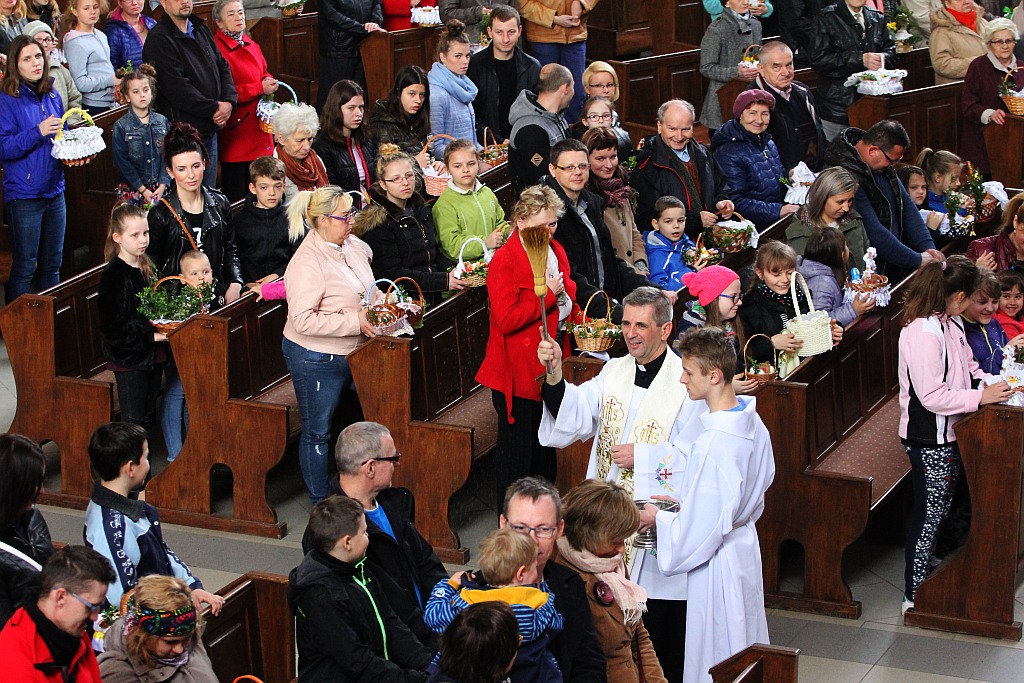 Święcenie pokarmów w kościele Matki Bożej Królowej Polski

