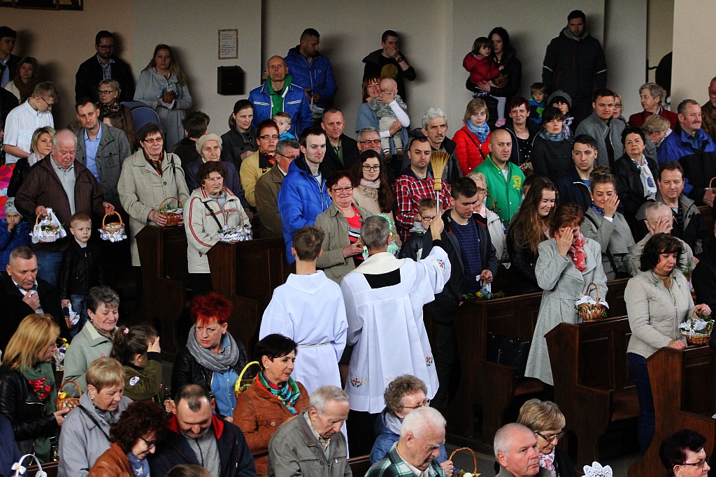 Święcenie pokarmów w kościele Matki Bożej Królowej Polski
