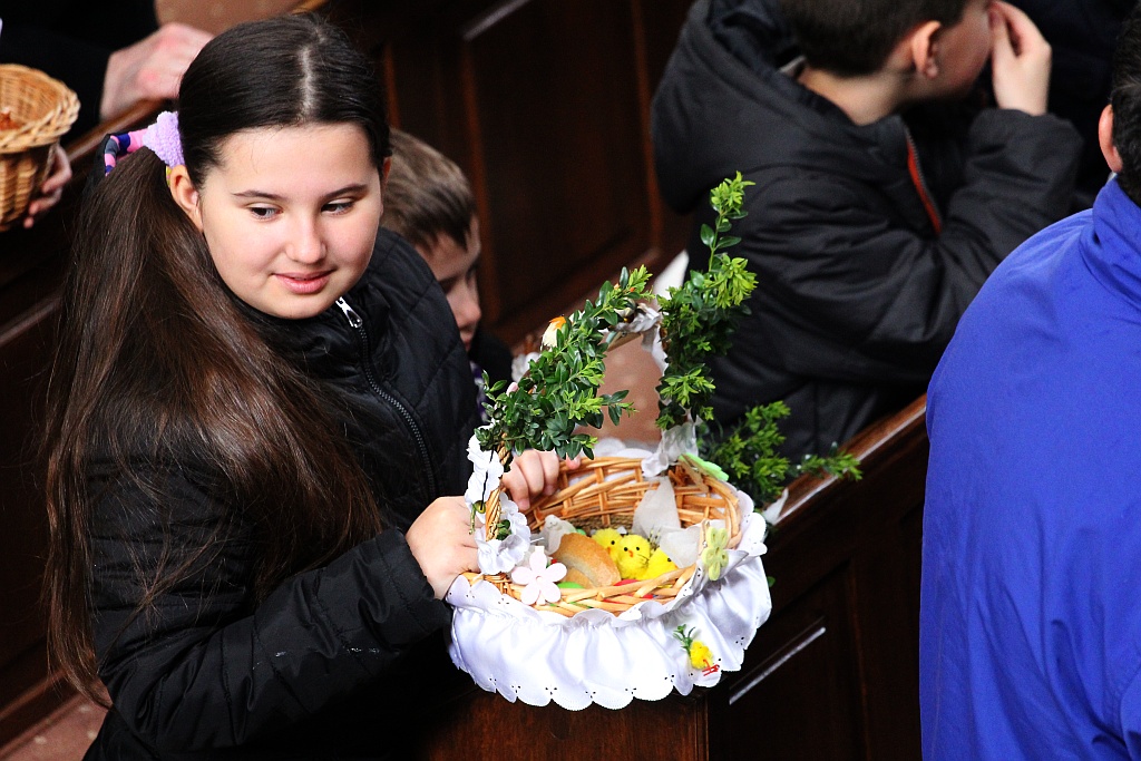 Święcenie pokarmów w kościele Matki Bożej Królowej Polski

