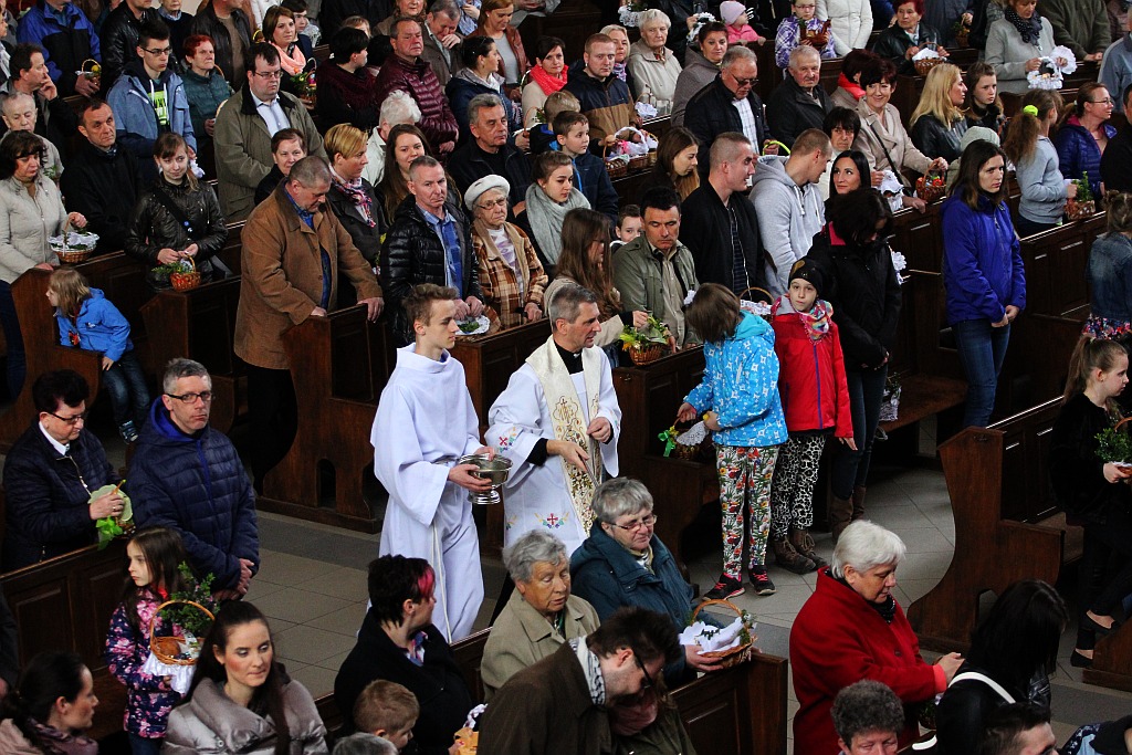 Święcenie pokarmów w kościele Matki Bożej Królowej Polski

