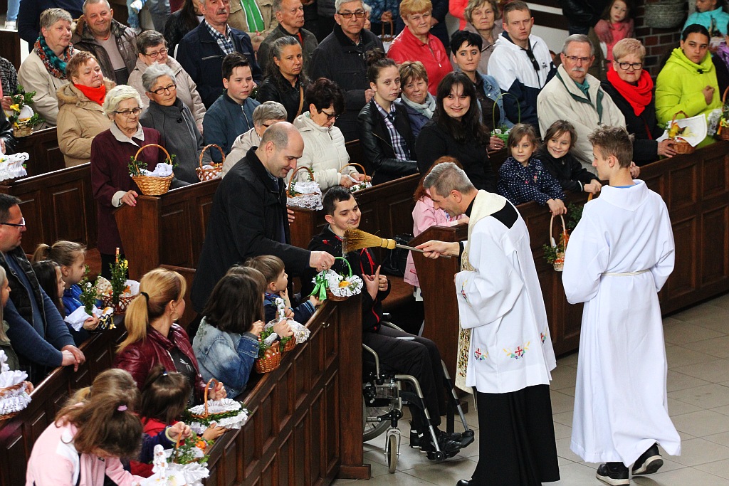 Święcenie pokarmów w kościele Matki Bożej Królowej Polski
