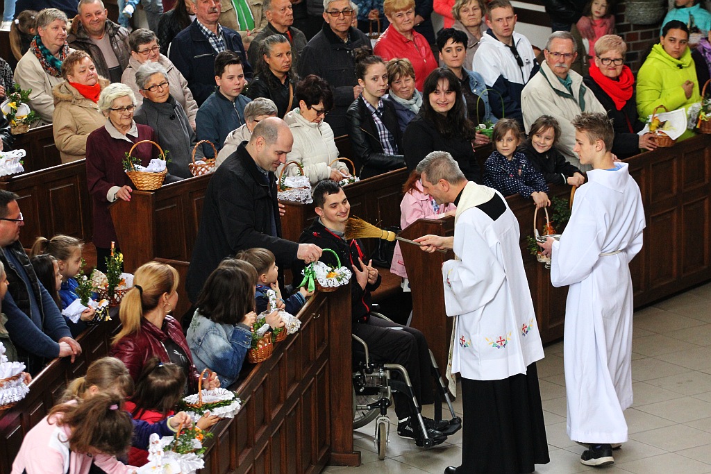 Święcenie pokarmów w kościele Matki Bożej Królowej Polski
