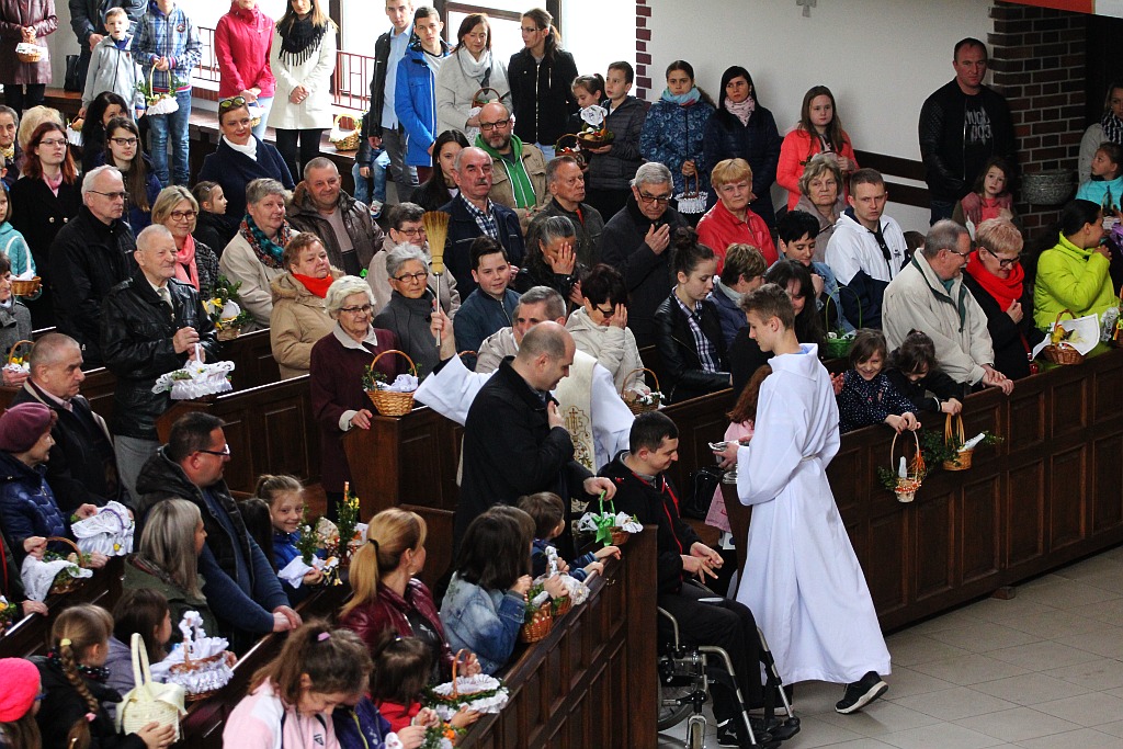Święcenie pokarmów w kościele Matki Bożej Królowej Polski
