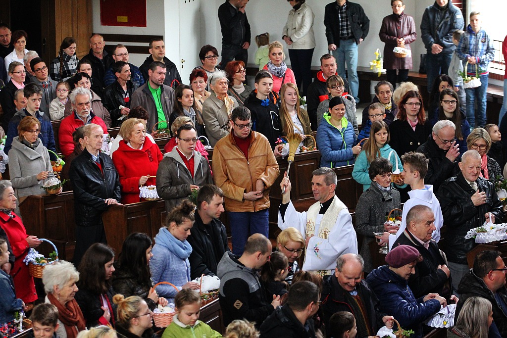 Święcenie pokarmów w kościele Matki Bożej Królowej Polski
