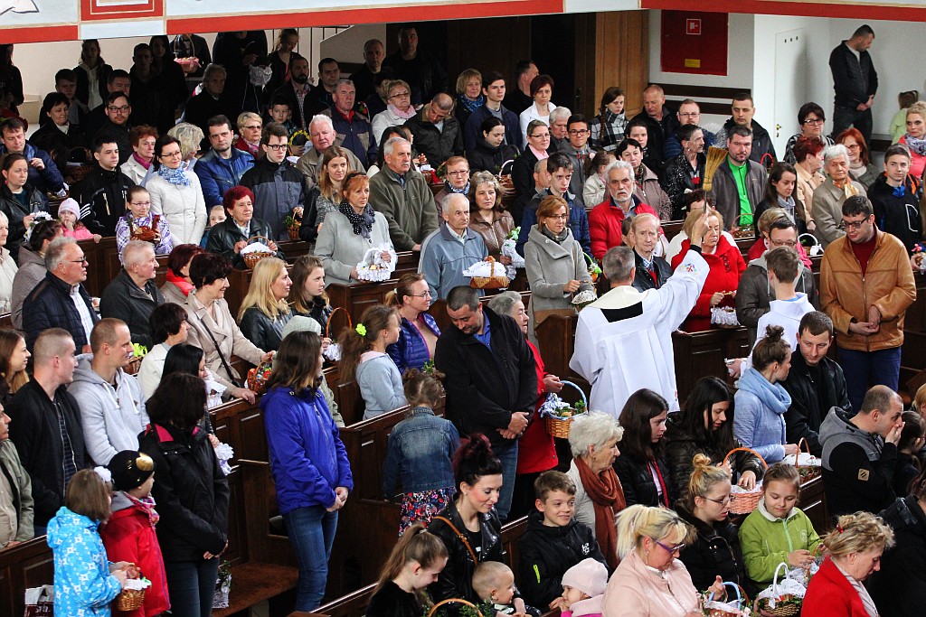 Święcenie pokarmów w kościele Matki Bożej Królowej Polski
