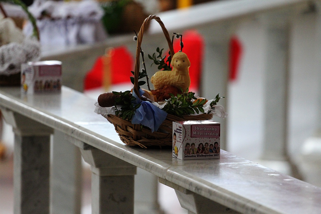 Święcenie pokarmów w kościele Matki Bożej Królowej Polski
