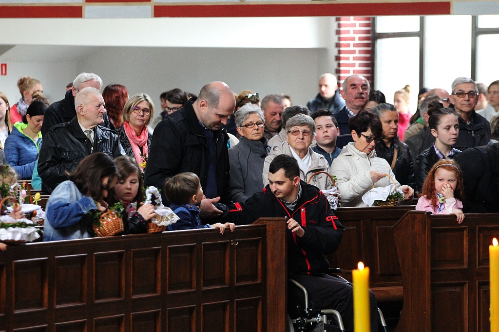 Święcenie pokarmów w kościele Matki Bożej Królowej Polski
