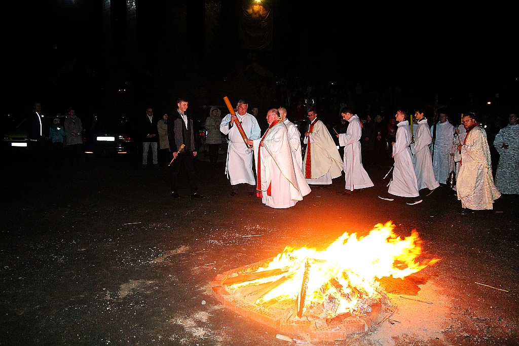 Liturgia Wigilii Paschalnej  z procesją rezurekcyjną