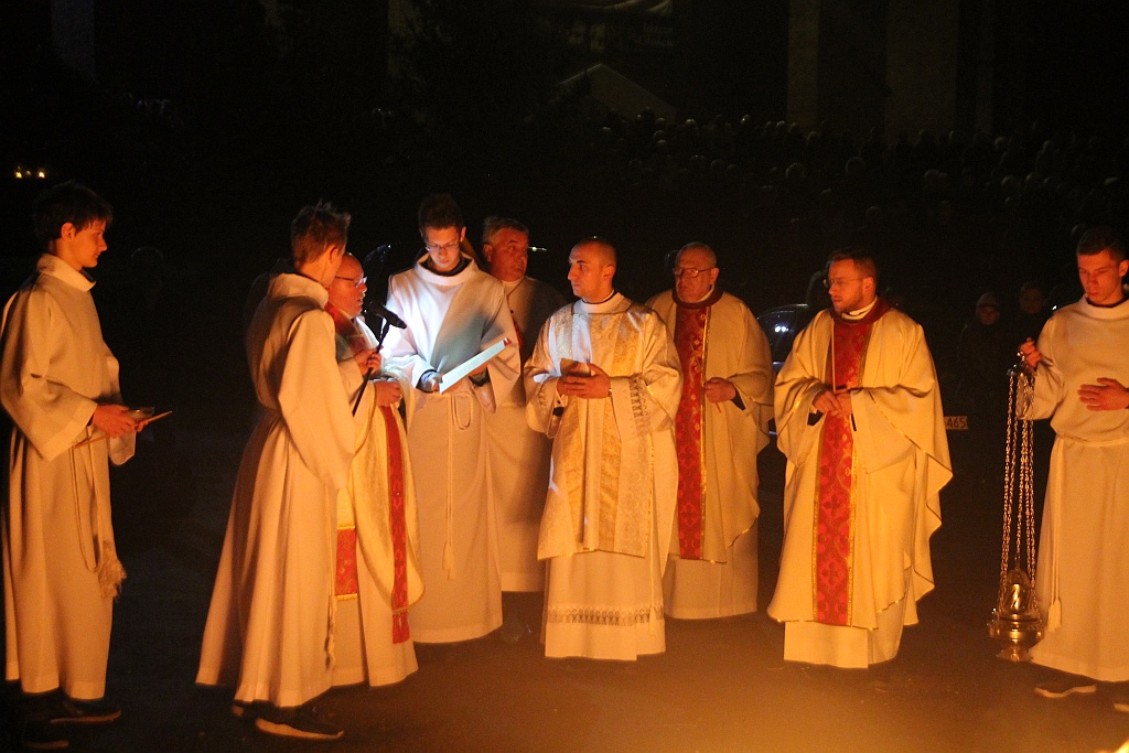 Liturgia Wigilii Paschalnej  z procesją rezurekcyjną