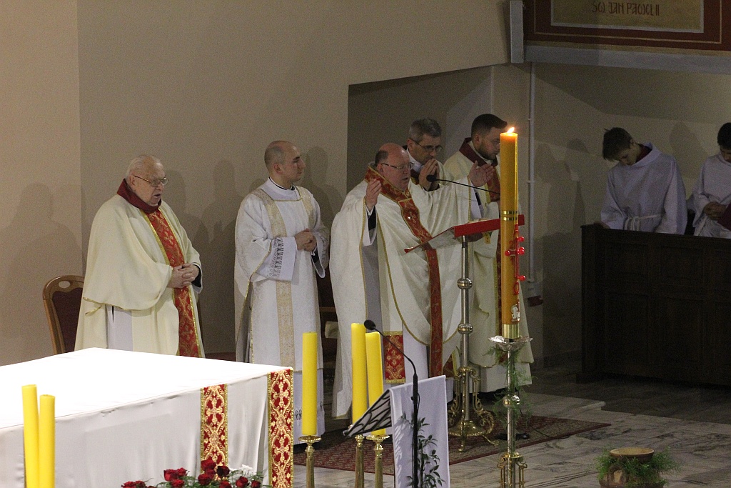 Liturgia Wigilii Paschalnej  z procesją rezurekcyjną
