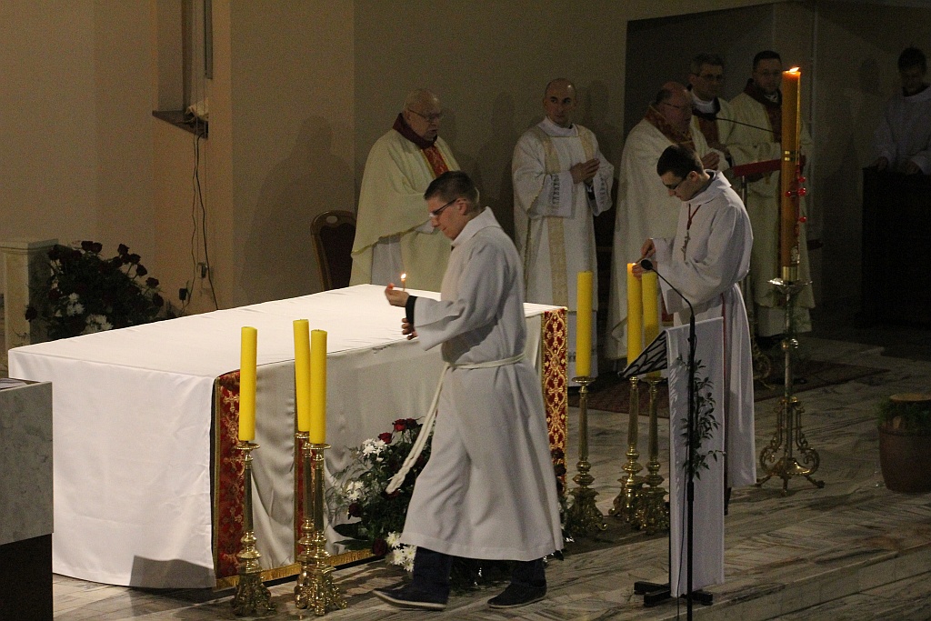 Liturgia Wigilii Paschalnej  z procesją rezurekcyjną