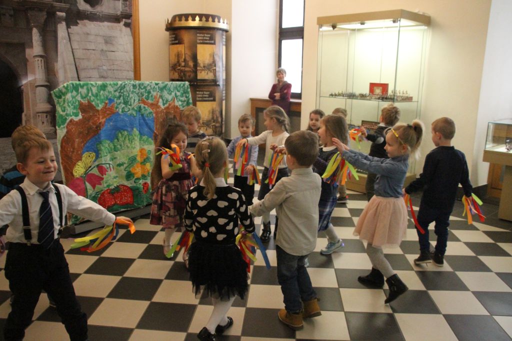 Sspotkanie przedszkolaków ze sztuką w Muzeum Miedzi