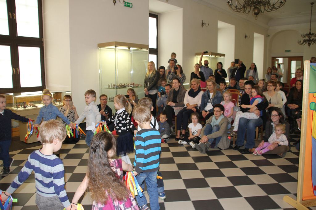 Sspotkanie przedszkolaków ze sztuką w Muzeum Miedzi