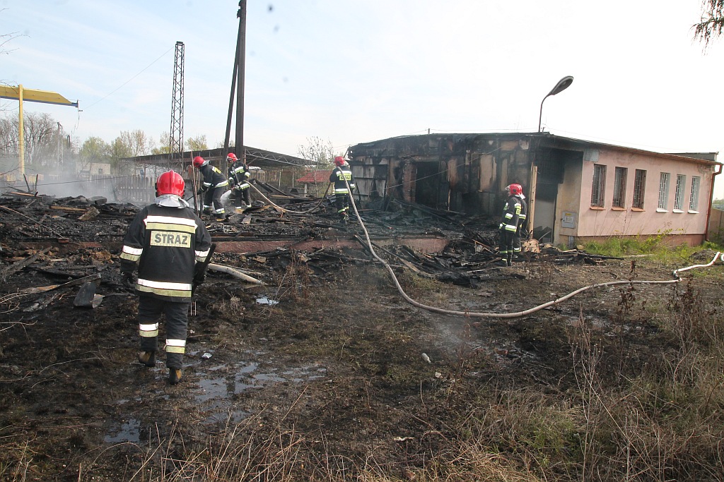 Strażacy dogaszają ogień w starym magazynie przy Jaworzyńskiej