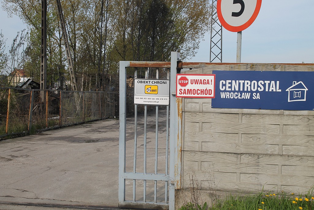 Strażacy dogaszają ogień w starym magazynie przy Jaworzyńskiej