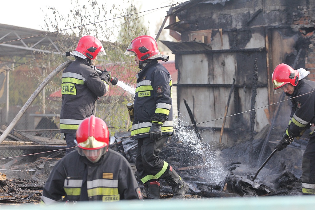 Strażacy dogaszają ogień w starym magazynie przy Jaworzyńskiej