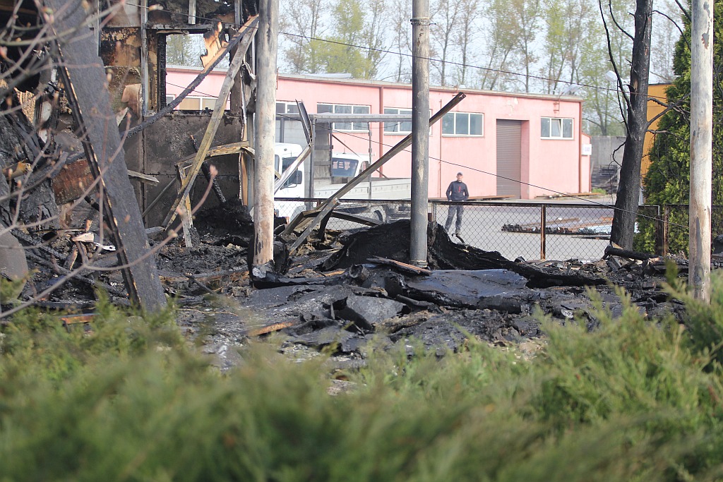Strażacy dogaszają ogień w starym magazynie przy Jaworzyńskiej