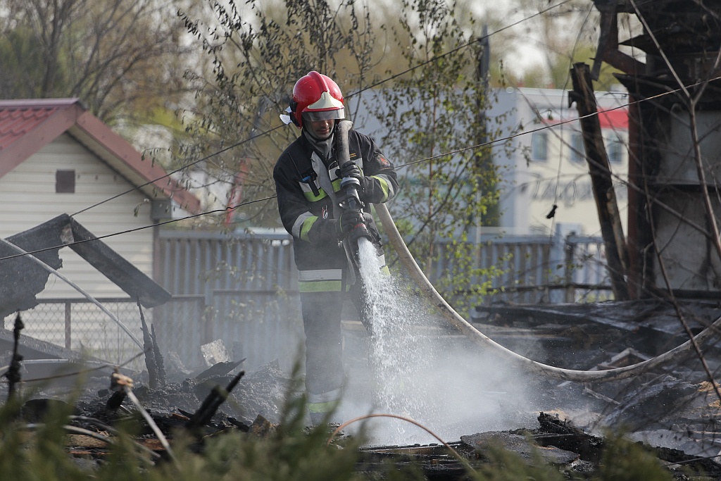 Strażacy dogaszają ogień w starym magazynie przy Jaworzyńskiej