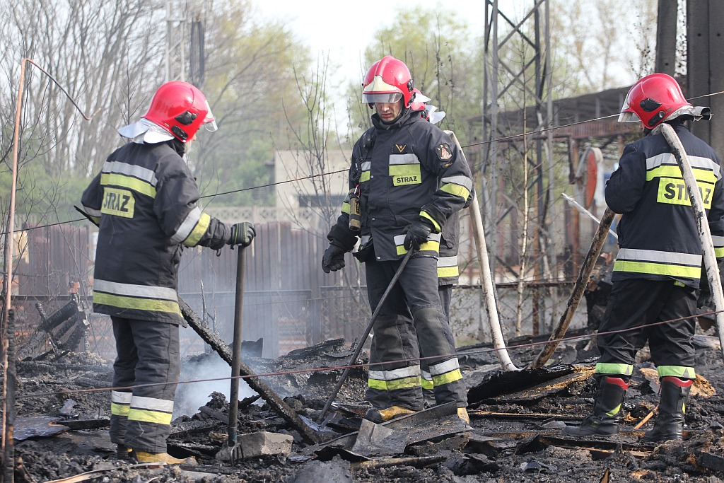 Strażacy dogaszają ogień w starym magazynie przy Jaworzyńskiej