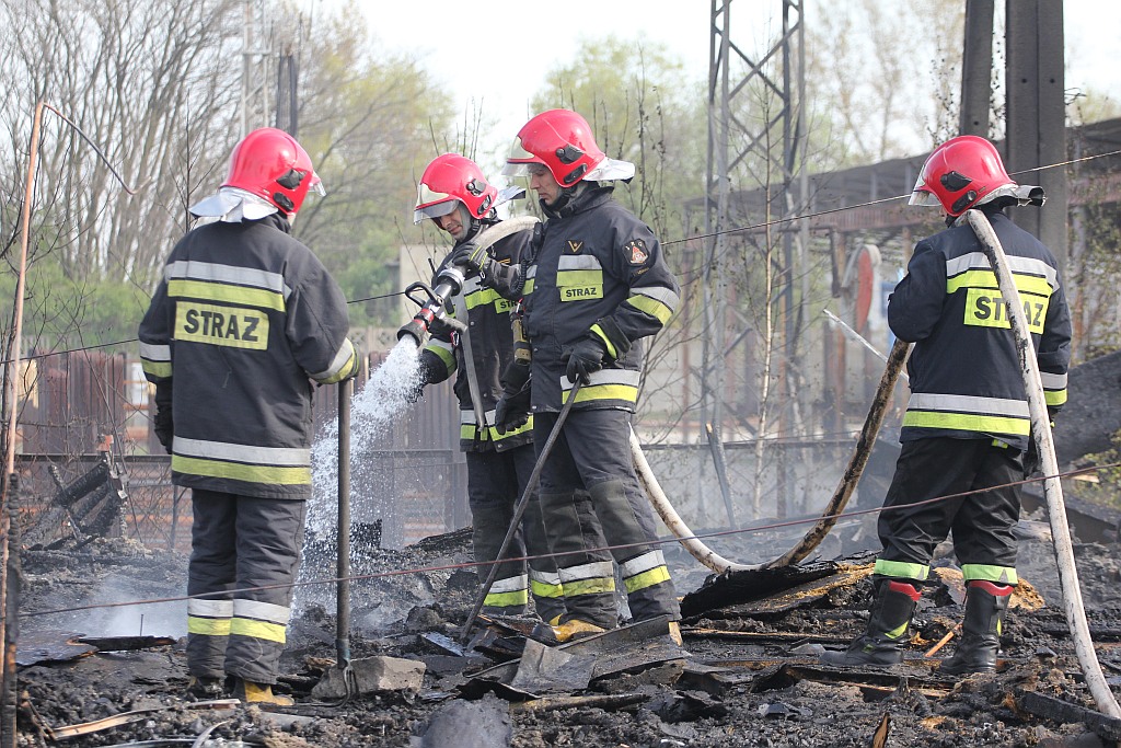 Strażacy dogaszają ogień w starym magazynie przy Jaworzyńskiej