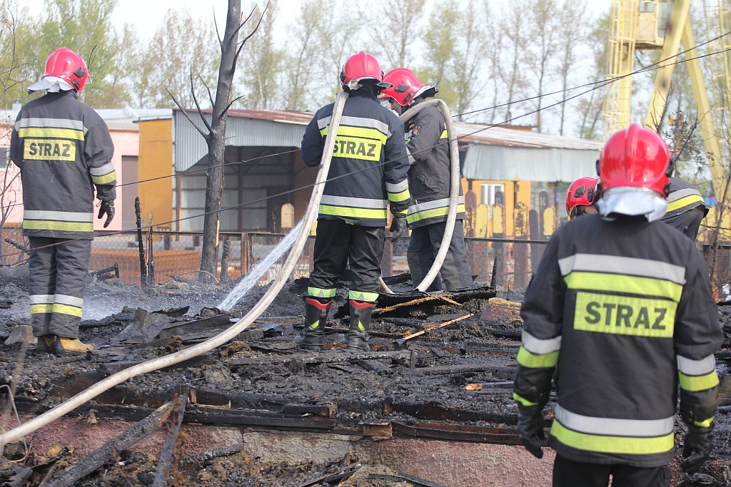 Strażacy dogaszają ogień w starym magazynie przy Jaworzyńskiej