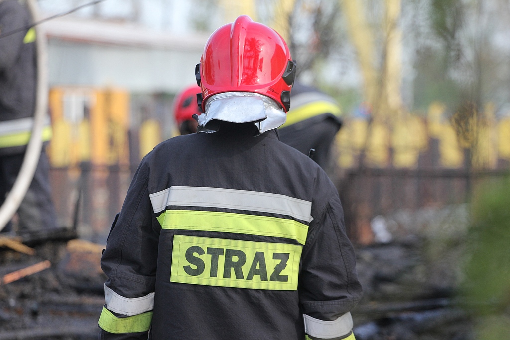 Strażacy dogaszają ogień w starym magazynie przy Jaworzyńskiej