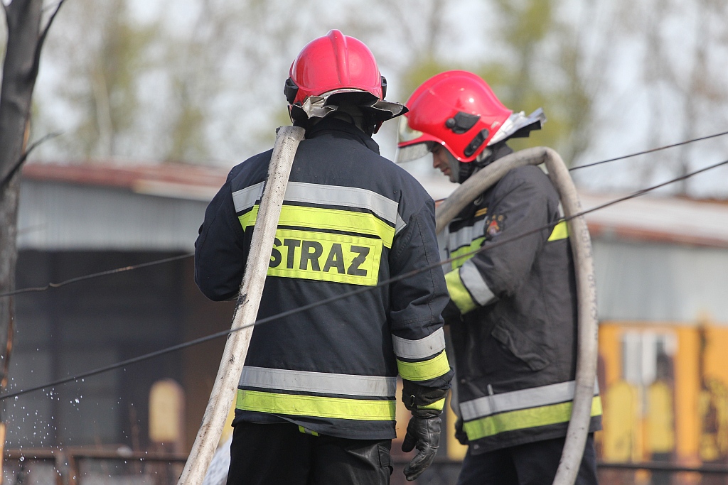 Strażacy dogaszają ogień w starym magazynie przy Jaworzyńskiej