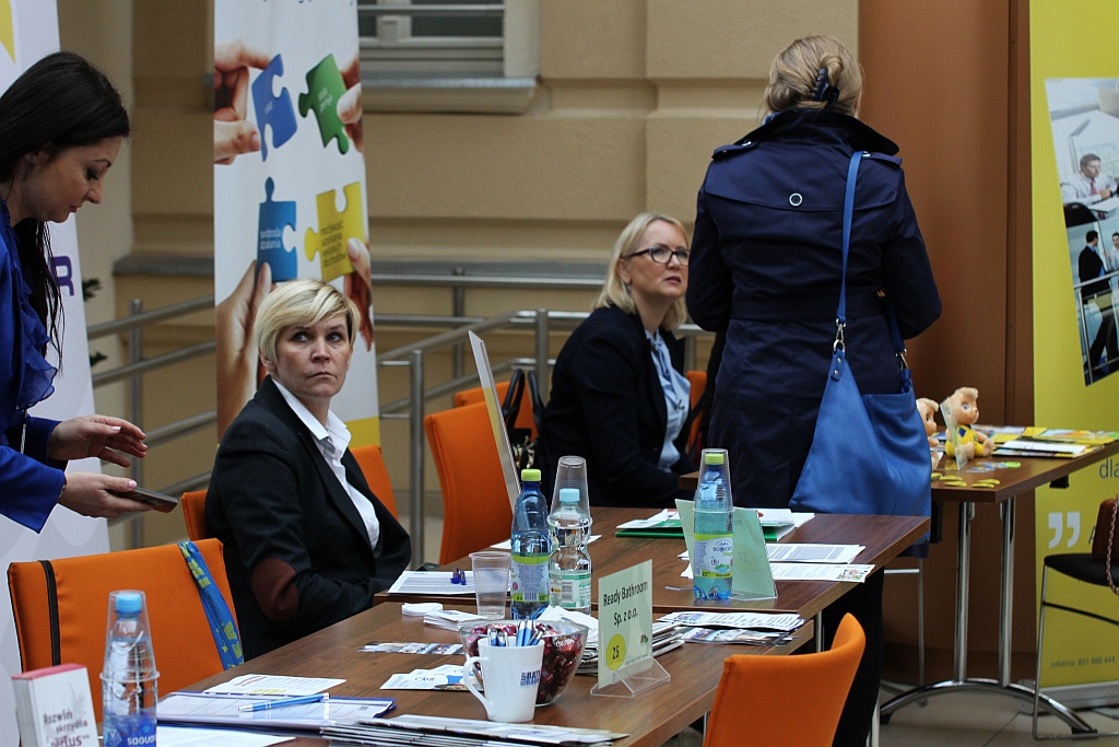 Kikudziesięcu wystawców prezentuje swoje oferty pracy