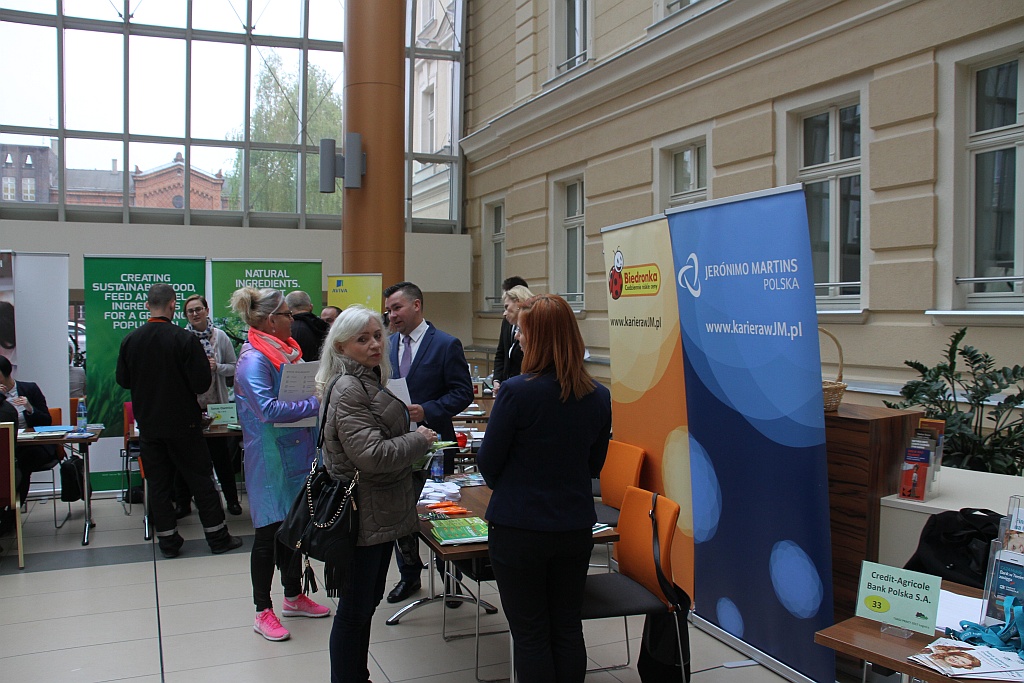 Kikudziesięcu wystawców prezentuje swoje oferty pracy